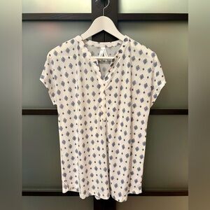 Women's White and Blue Patterned Top